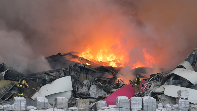 Russie : un vaste entrepôt prend feu à Saint-Pétersbourg, plus de 270 pompiers mobilisés