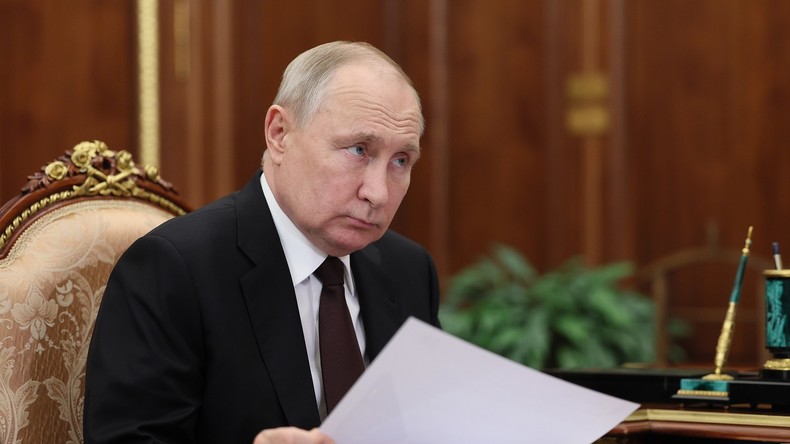 Vladimir Poutine rencontre le ministre russe de l'Éducation