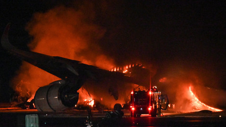Japon : cinq morts dans la collision de deux avions à l'aéroport de Tokyo