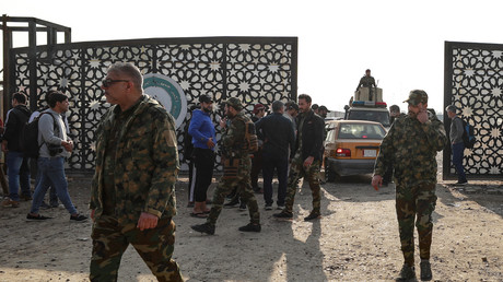 Des membres du Hachd al-Chaabi en Irak se rassemblent à l'entrée de leur quartier général à Bagdad le 4 janvier 2024, à la suite d'une frappe signalée le même jour. Cette «frappe américaine» a tué un commandant militaire du mouvement islamiste (photo d'illustration).