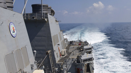 Le destroyer de missiles guidés de classe Arleigh Burke USS Cole (DDG 67) dans les eaux du Yémen (image d'illustration).