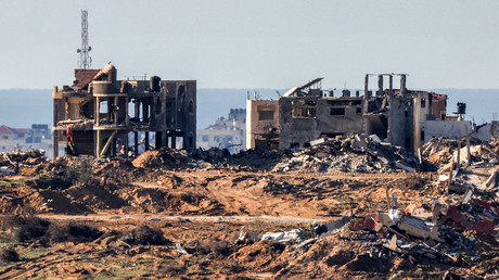 Des bâtiments détruits par des bombardements israéliens dans la bande de Gaza sont photographiés depuis une position le long de la frontière dans le sud d’Israël le 4 janvier 2024 (photo d'illustration).