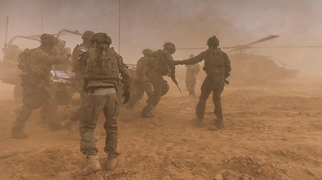 Des militaires israéliens évacuent un blessé (image d'illustration).