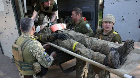 Des médecins militaires ukrainiens évacuent un blessé, près de la ligne de front dans la région de Donetsk, le 5 juin 2023 (photo d’illustration).