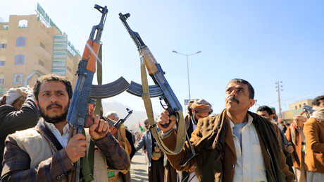 Après les raids américano-britanniques, les Houthis organisent des manifestations de masse au Yémen