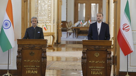 Le ministre iranien des Affaires étrangères, Hossein Amir Abdollahian et son homologue indien, Subrahmanyam Jaishankar, s'adressent à la presse après leur rencontre à Téhéran, le 15 janvier 2024.