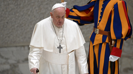 Bénédictions des couples homosexuels : le pape maintient sa position et dit son sentiment de «solitude»