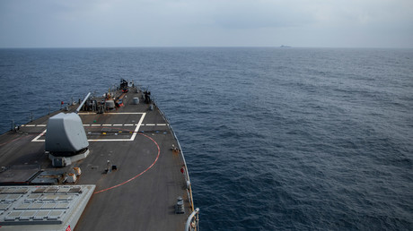 Le destroyer à missiles guidés de classe Arleigh Burke USS Laboon s'approche du pétrolier USNS Kanawha en mer Rouge (image d'illustration).