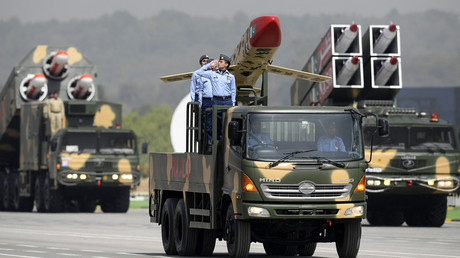 Des véhicules militaires pakistanais transportant un système de missiles participent au défilé militaire pour marquer la fête nationale du Pakistan à Islamabad, le 25 mars 2021 (photo d'illustration).