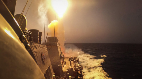 Cette photo prise le 19 octobre 2023 par l'US Navy montre le destroyer à missiles guidés de classe Arleigh Burke USS Carney (DDG 64) en train d'abattre des missiles houthis en mer Rouge (image d'illustration).