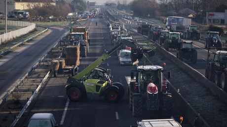 France : deux morts à un barrage, les blocages d'autoroutes se multiplient