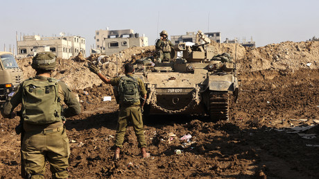 Des soldats israéliens à côté d’un char à Gaza, le 19 décembre 2023 (photo d'illustration).