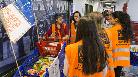 Des bénévoles de la Banque alimentaire préparent des denrées pour des Français précaires.