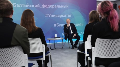 Russie : «L’avenir du pays dépend du niveau d’instruction», défend Poutine depuis Kaliningrad