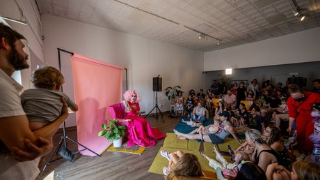 Atelier de lecture animé par une drag queen à Austin, Texas, dans un magasin de la communauté LGBT (juillet 2023, image d'illustration).