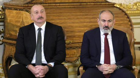 Le Premier ministre arménien Nikol Pachinian et le président de l'Azerbaïdjan Ilham Aliev, le 26 décembre à Saint-Pétersbourg à l'occasion de la réunion du Conseil suprême de l'Union eurasiatique (image d'illustration).