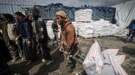 Des déplacés palestiniens reçoivent de l'aide de l'UNRWA dans le camp de Rafah (image d'illustration).
