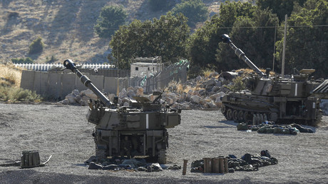 Cette photo prise le 25 août 2019 du côté israélien du plateau du Golan annexé par Israël montre des canons d’artillerie automoteurs positionnés le long de la frontière avec la Syrie.