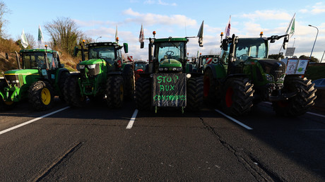 Agriculteurs en colère : deuxième journée de blocage des axes vers Paris, le gouvernement sous pression