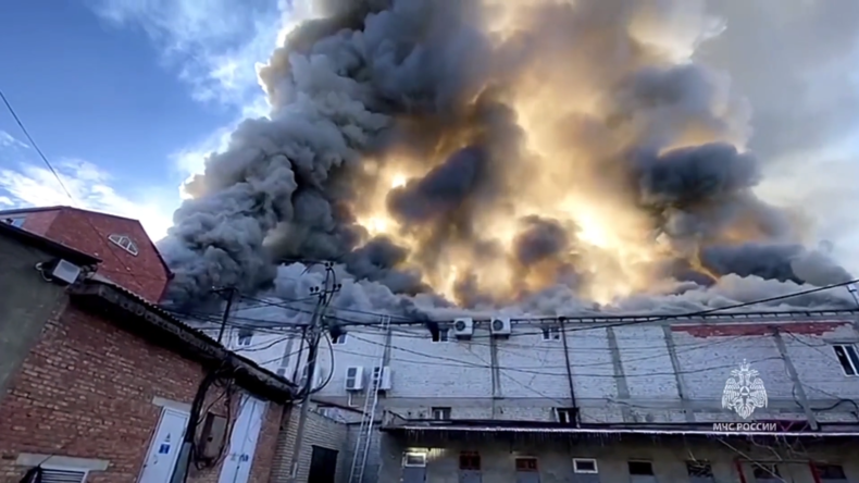 Russie : le magasin central de Bouïnaksk frappé par un incendie
