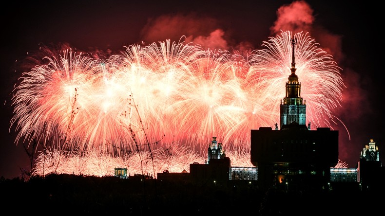 EN DIRECT : Feu d'artifice à Moscou pour la Journée du défenseur de la Patrie