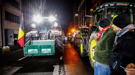 Des agriculteurs équipés de tracteurs participent à une action de protestation dans le quartier européen de Bruxelles, organisée par le syndicat général des agriculteurs ABS (Algemeen Boerensyndicaat), le 1er février 2024.