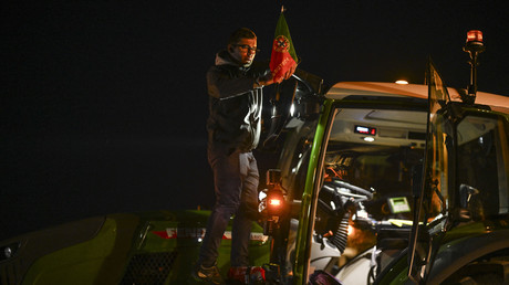 Un agriculteur met un drapeau portugais sur son tracteur lors d'une manifestation à Golega, à 130 km de Lisbonne, le 30 janvier 2023 (photo d'illustration).