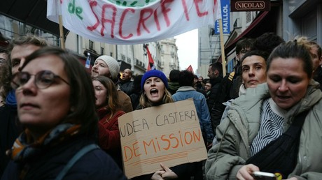 Manifestation à Paris sur les salaires et les conditions de travail, le 1er février 2024, à l'appel des syndicats d'enseignants.