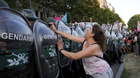 Argentine : heurts entre la police et les opposants à Milei pendant l'examen des réformes au Parlement