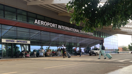 Niger : plusieurs compagnies aériennes refusent désormais d’embarquer des Français vers Niamey