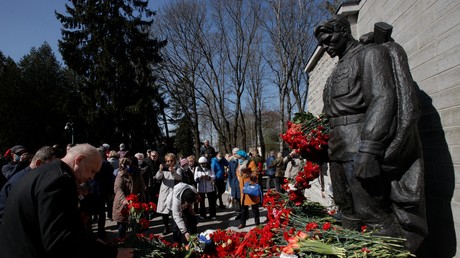 Monument aux soldats morts pendant la Seconde guerre mondiale dans le cimetière militaire de Tallinn le 9 mai 2021.