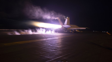 Chasseur bombardier américain décollant le 22 janvier du porte-avions USS Eisenhower pour frapper le Yémen (image d'illustration).