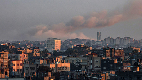 Une photo prise à Rafah, dans le sud de la bande de Gaza, montre de la fumée s’élevant au-dessus des bâtiments de Khan Younis à la suite d’un bombardement israélien le 3 février 2024 (photo d'illustration).