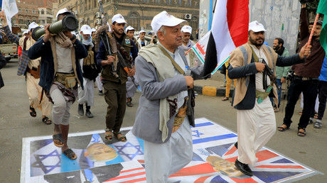 Des partisans des Houthis paradent en marchant sur les drapeaux américain, britannique et israélien, lors d'une manifestation à Sanaa le 8 février (photo d'illustration).