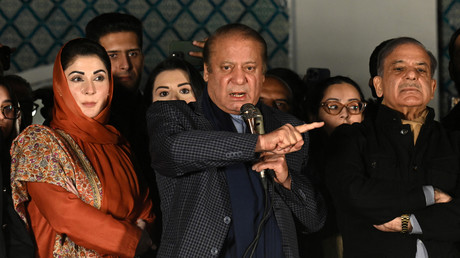 L’ancien Premier ministre et chef du parti de la Ligue musulmane du Pakistan (PML) Nawaz Sharif (au centre), ainsi que son frère cadet et ancien Premier ministre Shehbaz Sharif (à droite) et sa fille Maryam Nawaz (à gauche) à Lahore, le 9 février 2024 (photo d'illustration).