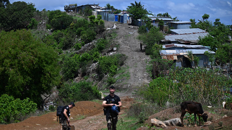 Gendarmes dans le bidonville de Mavadzani, Mayotte, décembre 2023 (image d'illustration).