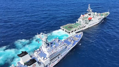 Photographie prise le 8 février et dévoilée le 11 février par les garde-côtes philippins montrant selon eux un navire chinois coupant la route du BRP Teresa Magbanua.