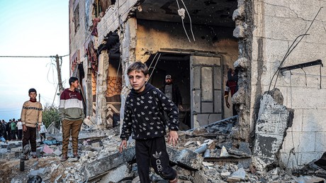 Enfant palestinien dans les ruines à Rafah, 11 février 2024.