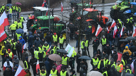 Tensions entre Kiev et Varsovie : les agriculteurs polonais déversent des céréales ukrainiennes sur la route