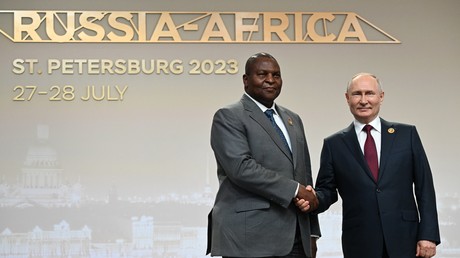 Le président russe Vladimir Poutine et le président de la République centrafricaine Faustin-Archange Touadéra lors du sommet Russie-Afrique de Saint-Pétersbourg le 27 juillet 2023.