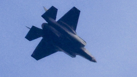 Un avion de combat de l'armée de l'air israélienne survole la zone frontalière avec le sud du Liban, le 13 février 2024 (photo d’illustration).
