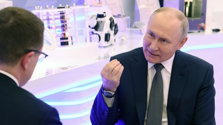Le président russe Vladimir Poutine répond aux questions du correspondant de la chaîne de télévision Rossiya 1, Pavel Zaroubine, le 14 février 2024.