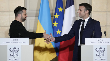 Le président français Emmanuel Macron (à droite) serre la main du président ukrainien Volodymyr Zelensky (à gauche) lors d’une conférence de presse au palais présidentiel de l’Élysée à Paris, le 16 février 2024, après la signature d’un accord bilatéral de sécurité.