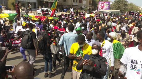 Sénégal : des milliers de personnes s’opposent au report des élections