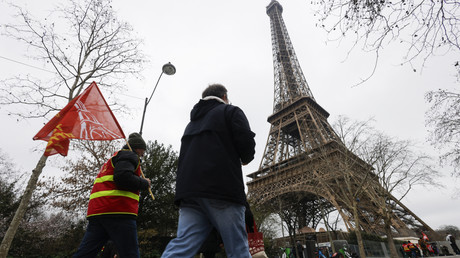 Tour Eiffel rouillée : les salariés réclament plus d'argent pour entretenir la Dame de fer