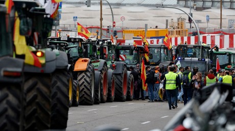 Tracteurs devant le ministre espagnol de l'agriculture.