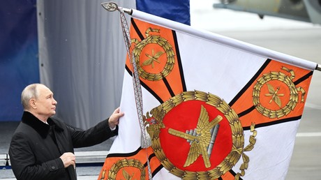 Poutine félicite les forces aériennes russes pour leurs actions décisives sur le front