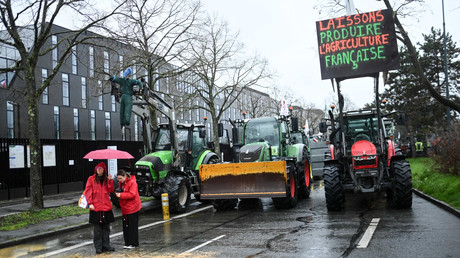 Des agriculteurs en colère renversant de la paille et de la terre à Rennes devant la préfecture d'Ille-et-Vilaine