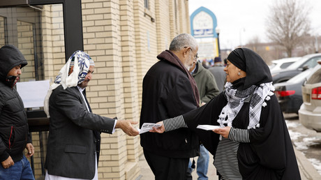 Samra'a Luqman devant la mosquée de Dearborn Heights.
