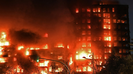 Un immeuble résidentiel de Valence ravagé par un énorme incendie, le 22 février 2024.